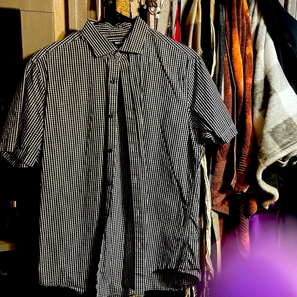 Short sleeve dress shrit worn 3 times easy to was very comfortable shirts